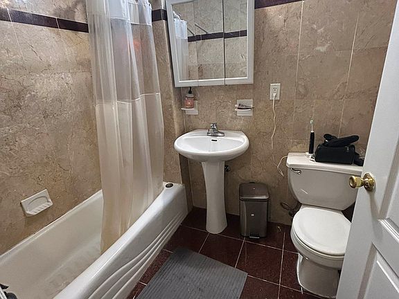 2nd image of 608 E 11th St APT 1A