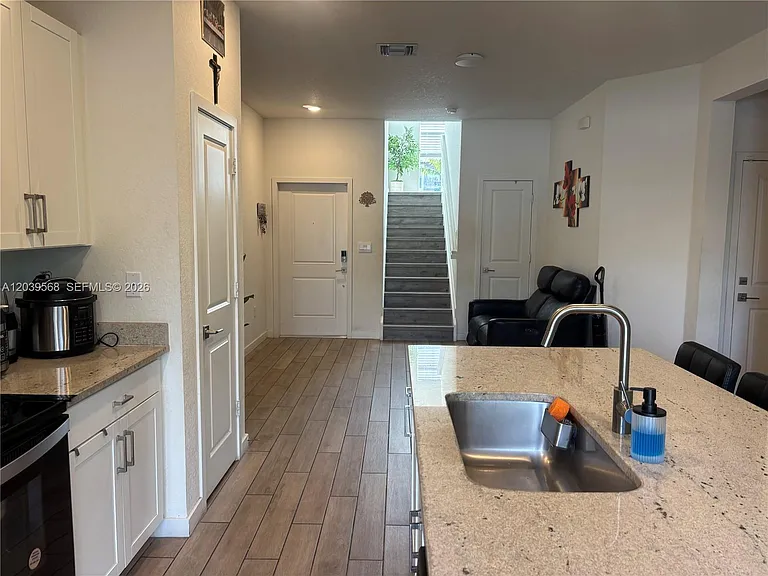 831 SE 16th Ct — Photo 4