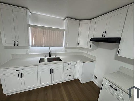 4th image of 217 W 53rd St