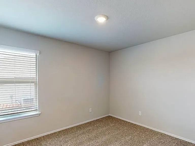 1261 Lindsey Dr — Photo 6