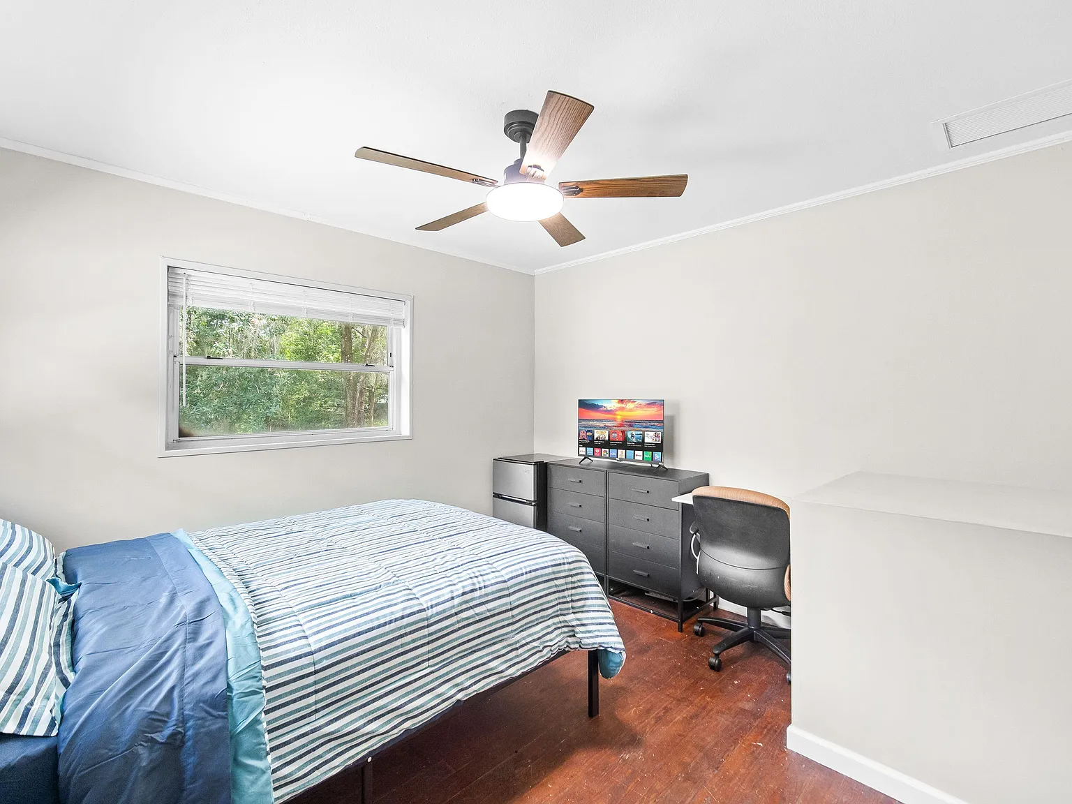 4 bed, 6.0 bath, 2353 sqft, $979 — Photo 2