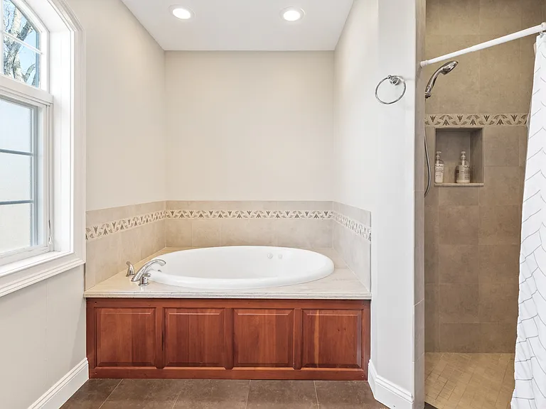 Hillside Dr W — Photo 26