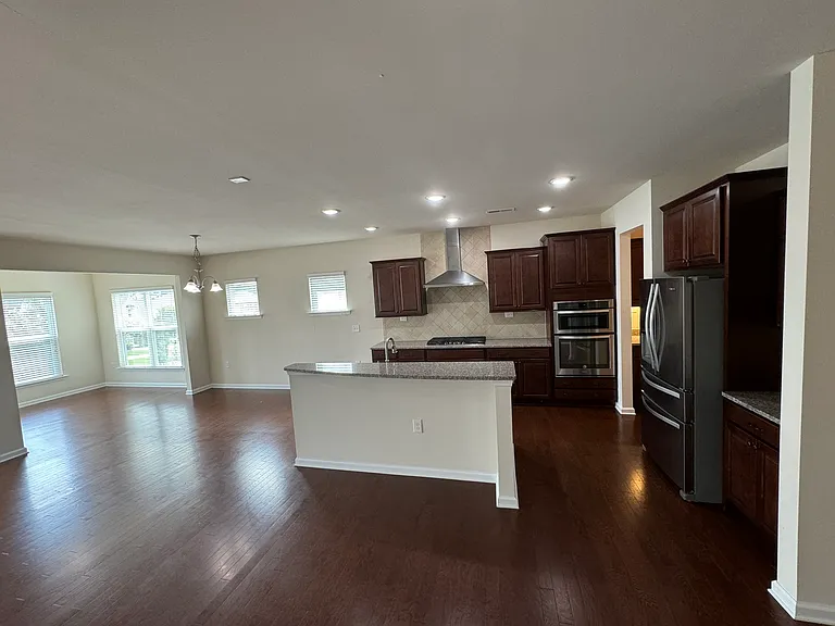 925 Lemster Ln — Photo 28