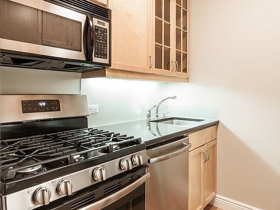 4th image of 30 W 63rd St APT 9A