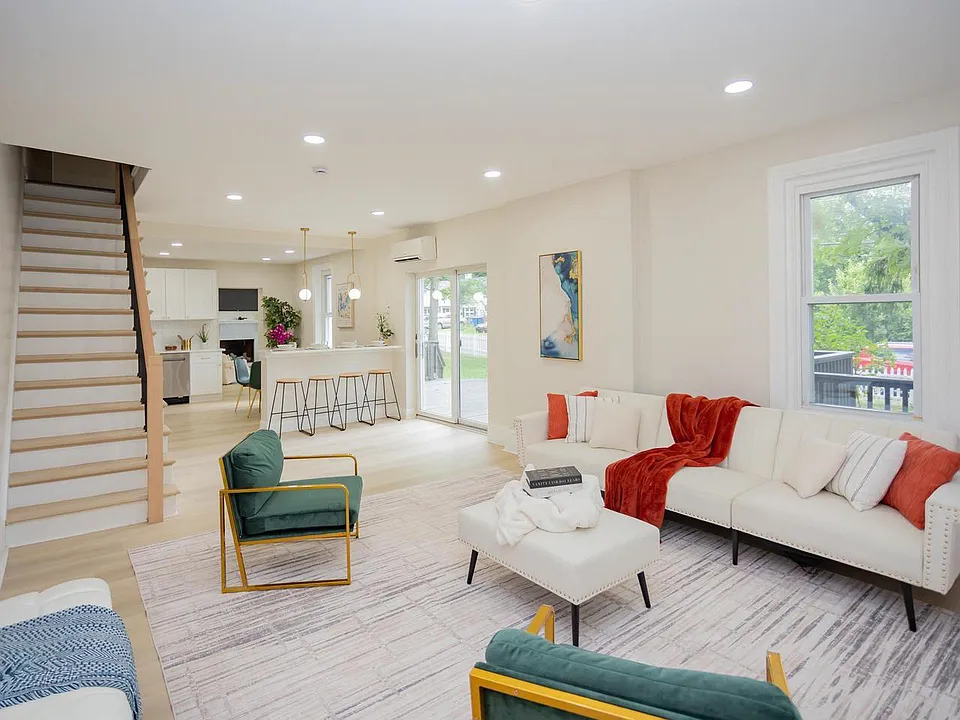 139 W Walnut St
