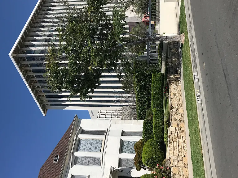 135 S Reeves Dr #B — Photo 2