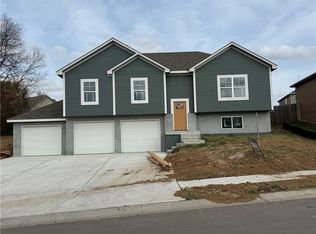 1221 N Old Mill Rd, Independence, MO 64056