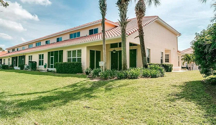 3 bed, 2.5 bath, 2424 sqft, $2,800 — Photo 2