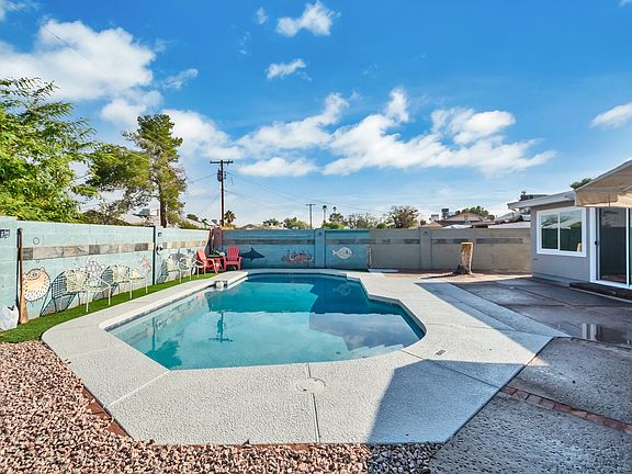 2nd image of 302 E Manhatton Dr