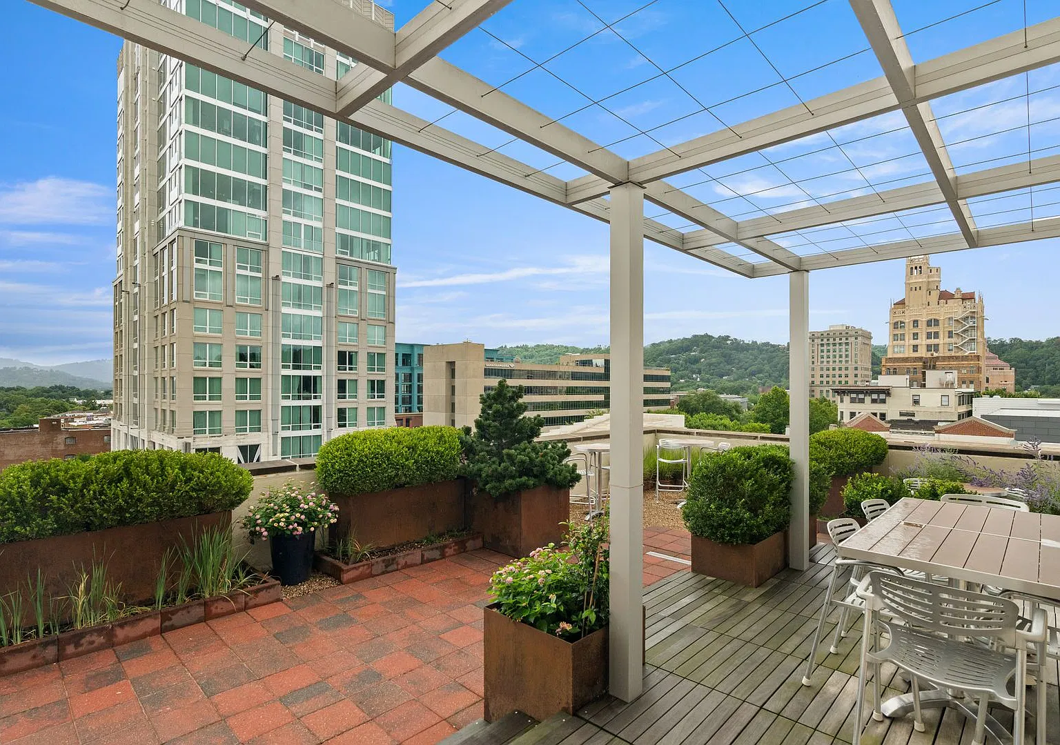 Beautiful Downtown Condo - Garage Parking Included! — Photo 1