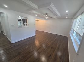 906 Woodson Rd