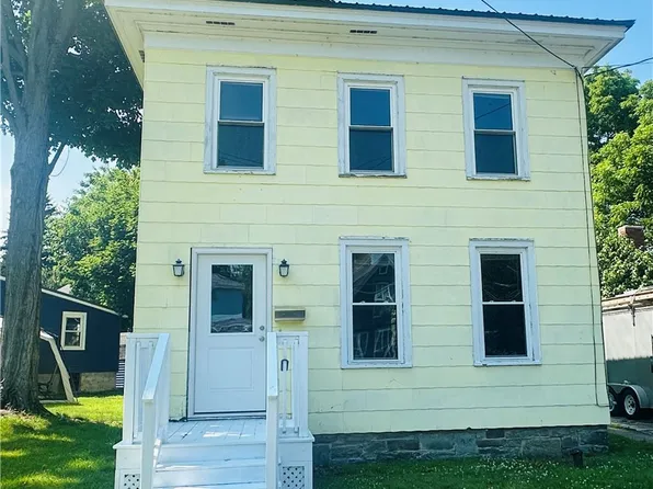27 Ellen St, Oswego, NY 13126