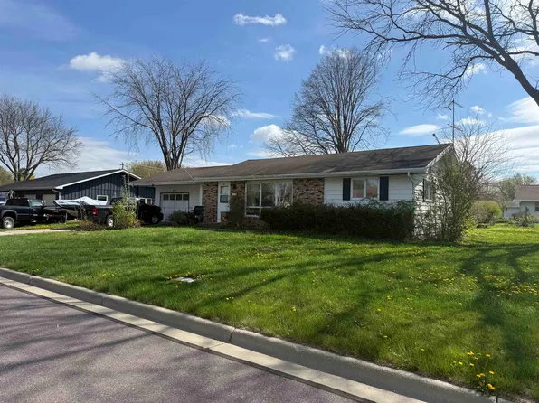 58 8th St, Prairie Du Sac, WI 53578