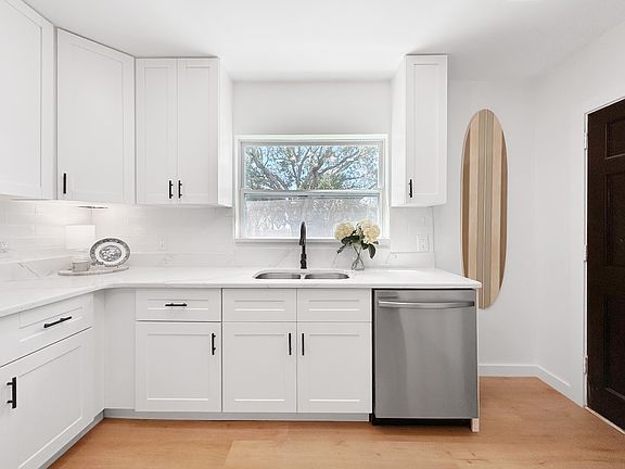 3rd image of 3735 Overlook Dr NE