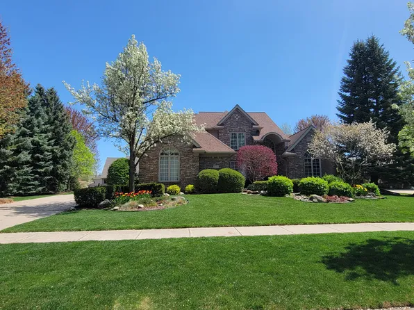 48330 Edinburgh Dr, Plymouth, MI 48170