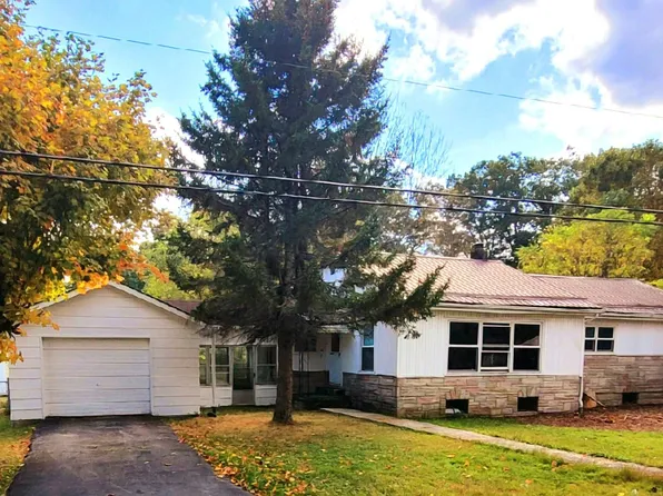 144 Monroe St, Rupert, WV 25984