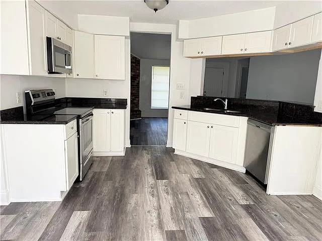 3 bed, 2.0 bath, 1256 sqft, $1,685 — Photo 3