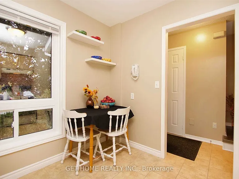 1310 Charter Cres — Photo 11