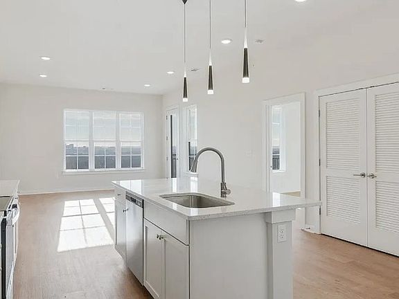 5th image of 2900 Edwin Way #401