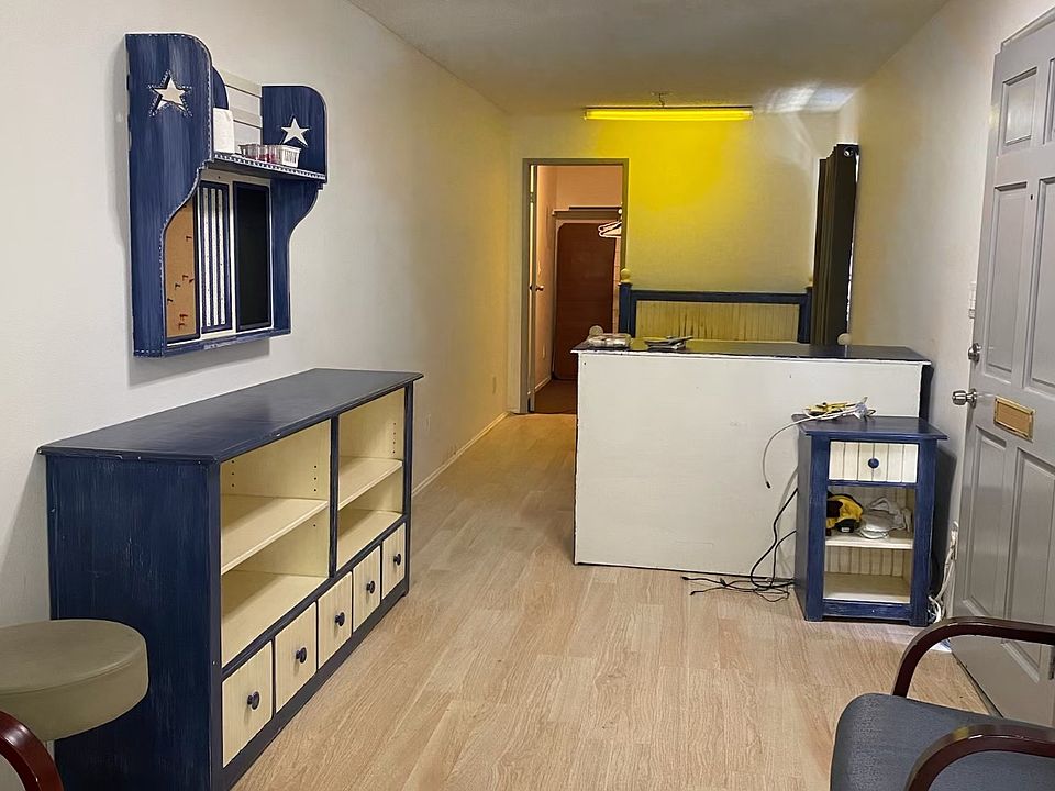 2nd image of 1404 W Victory Blvd #104