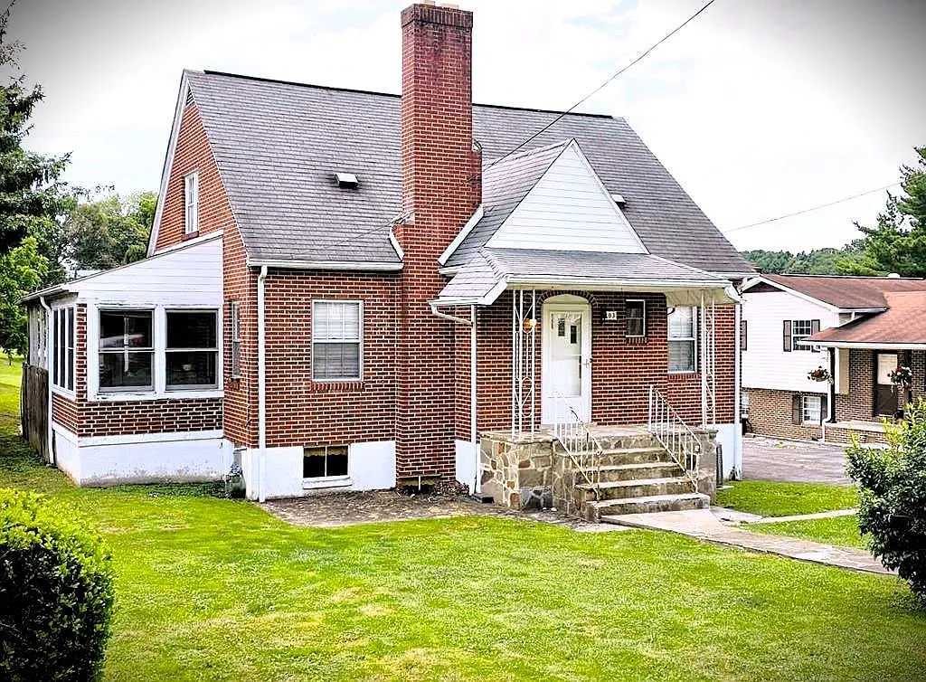 203 East Dr photo 1