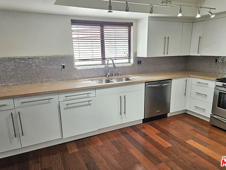 13243 Vanowen St #3 — Photo 9