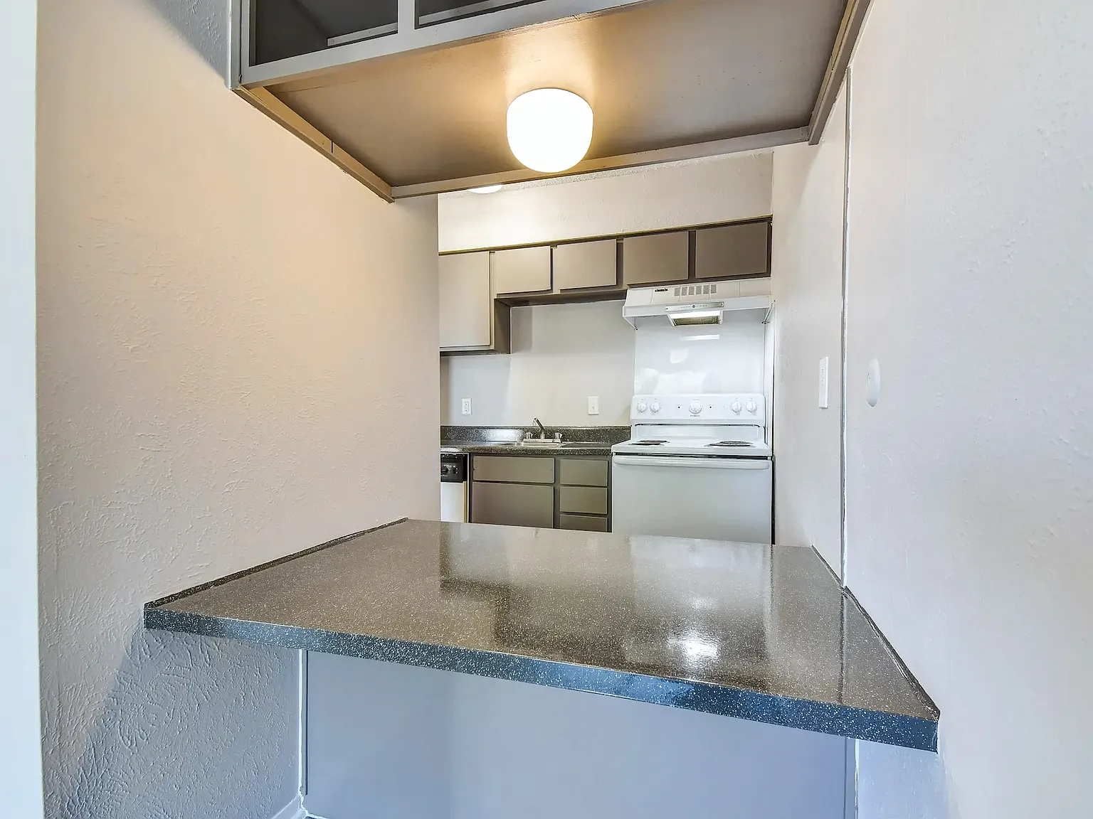 Oak Park Apartments — Photo 3