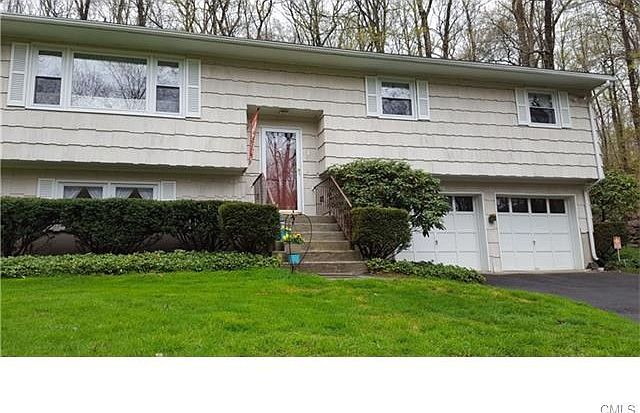 2 Oakwood Drive, New Farifield! Close to main roads, but has a private yard.