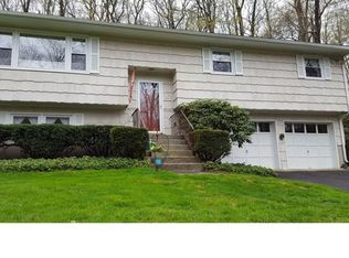 2 Oakwood Dr, New Fairfield, CT 06812