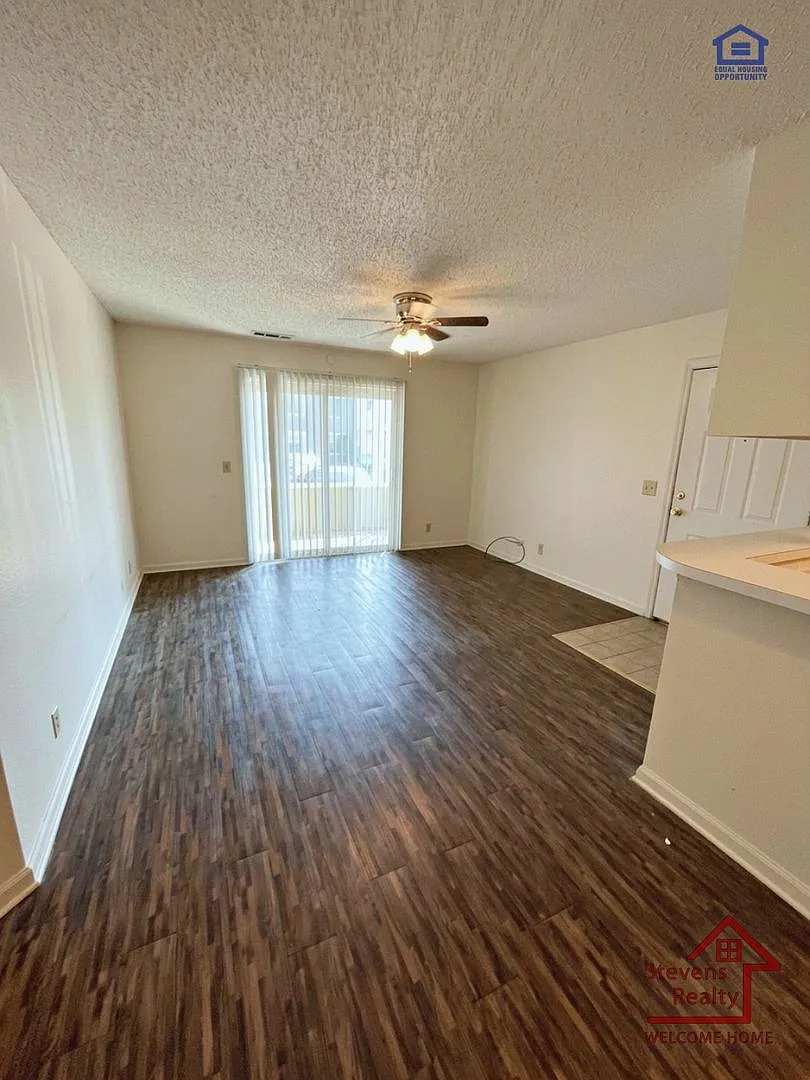 Creekwood Apartments — Photo 2