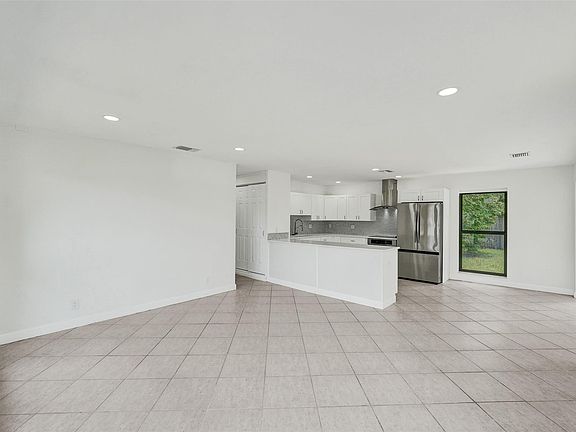 5th image of 38 NE 27th Drive