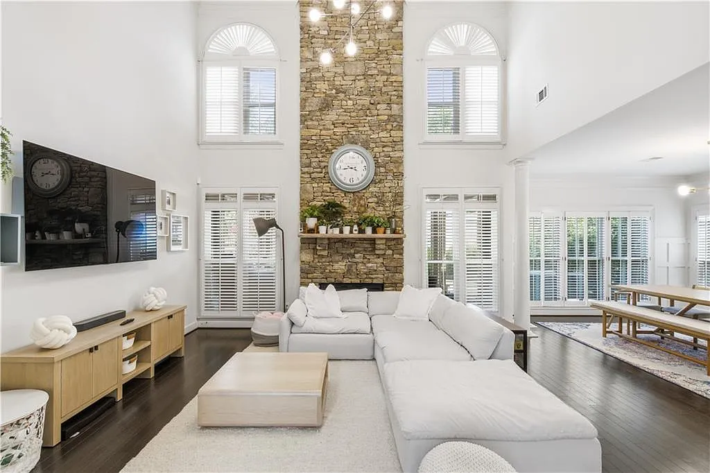 4 bed, 3.5 bath, 3651 sqft, $4,850 — Photo 3