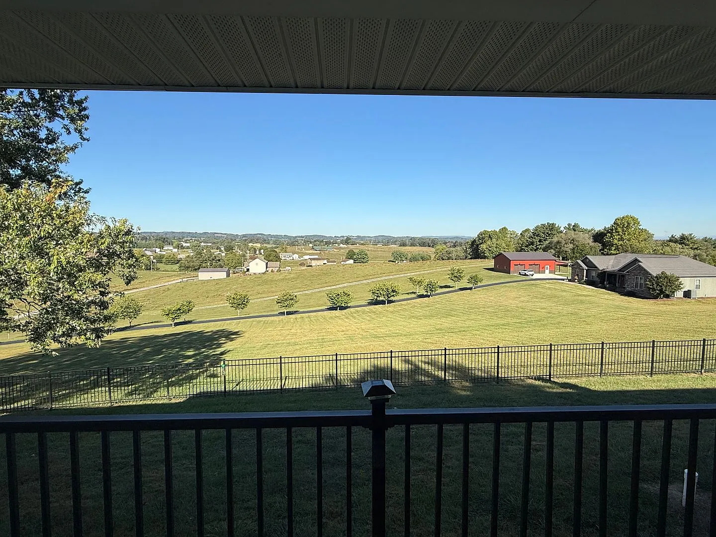 Stunning 3-4 Bedroom Hilltop Retreat! — Photo 3