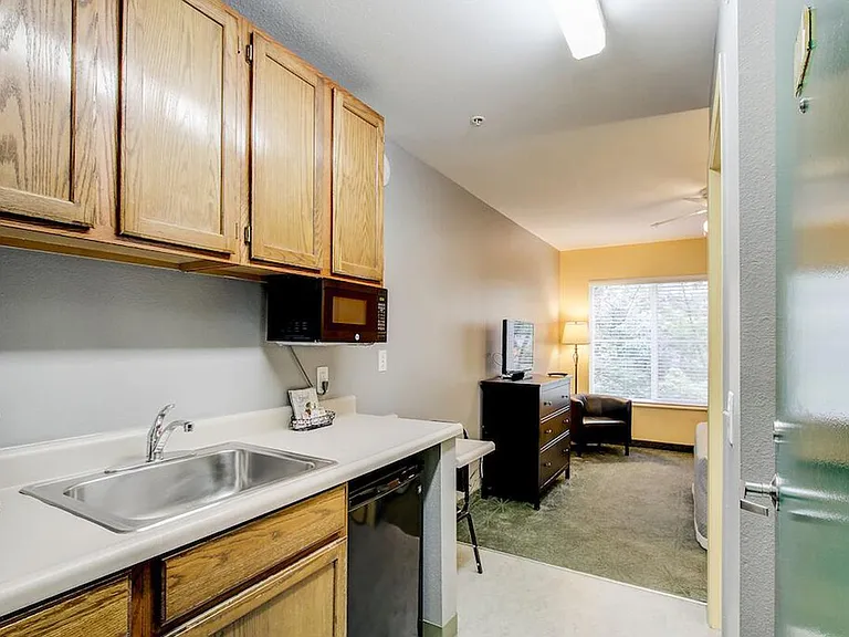 Vermont Inn Apartments — Photo 11