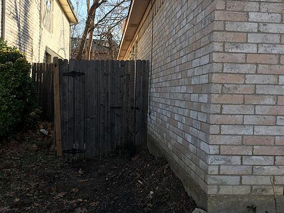 4th image of 942 Ashmount Ln