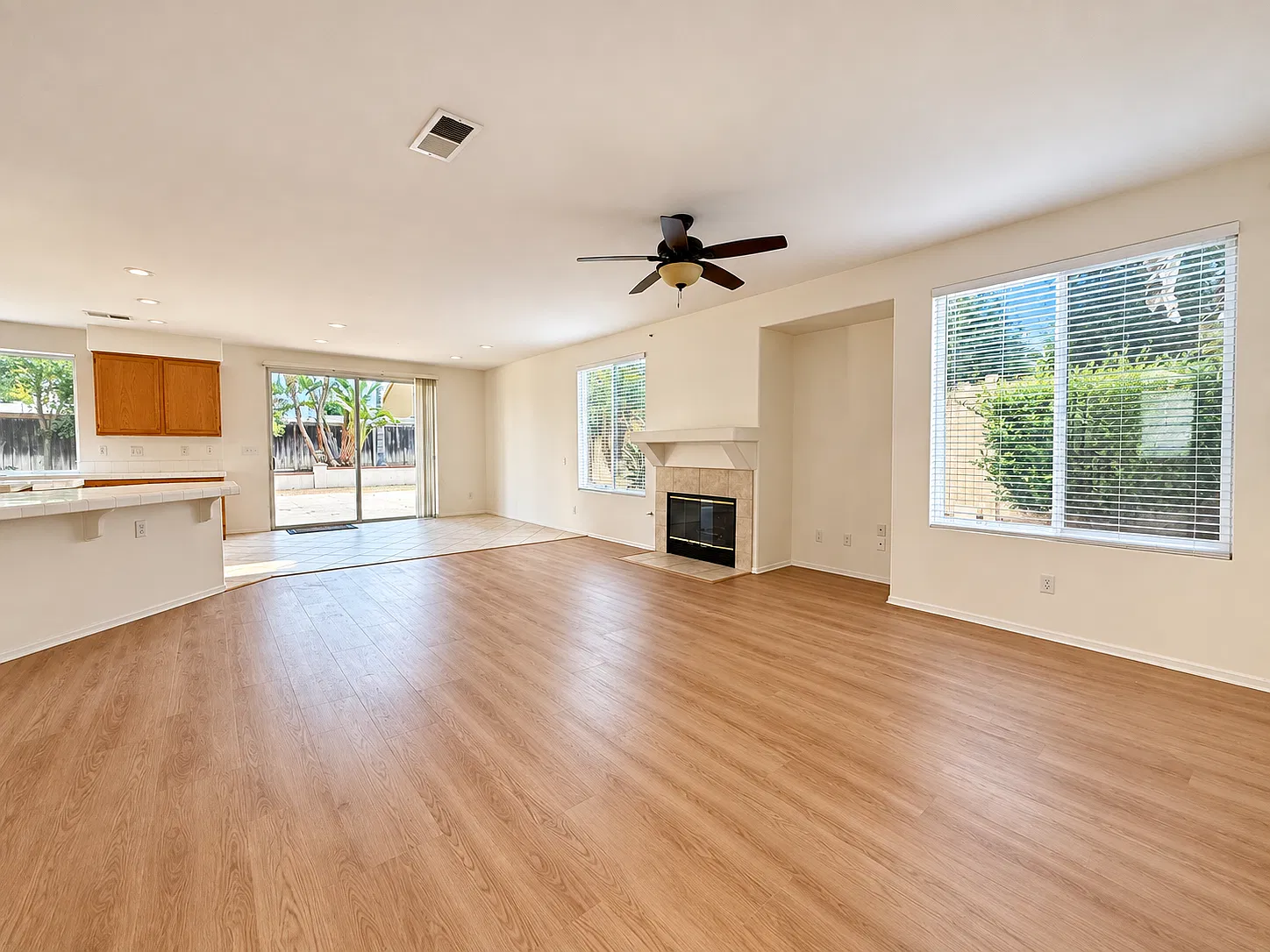 5 bed, 2855 sqft, $3,845 — Photo 2