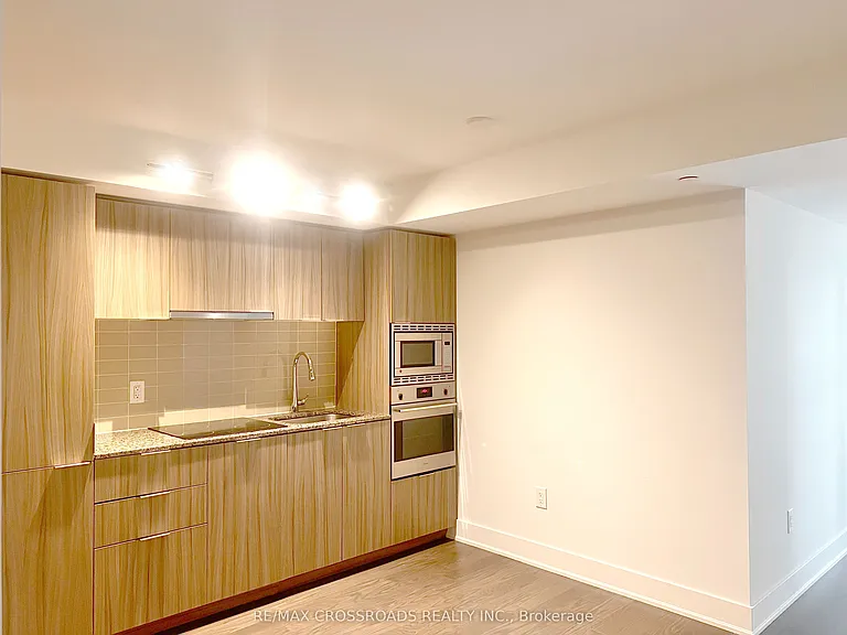 955 Bay St #914 — Photo 3
