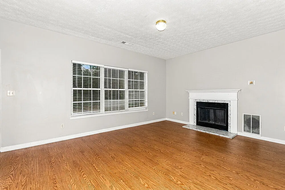 3 bed, 2.5 bath, 1574 sqft, $1,955 — Photo 4