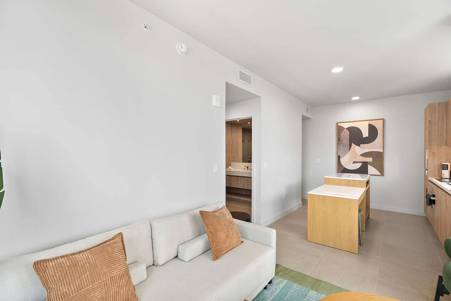 2 bed, 2.0 bath, 818 sqft, $3,772 — Photo 3