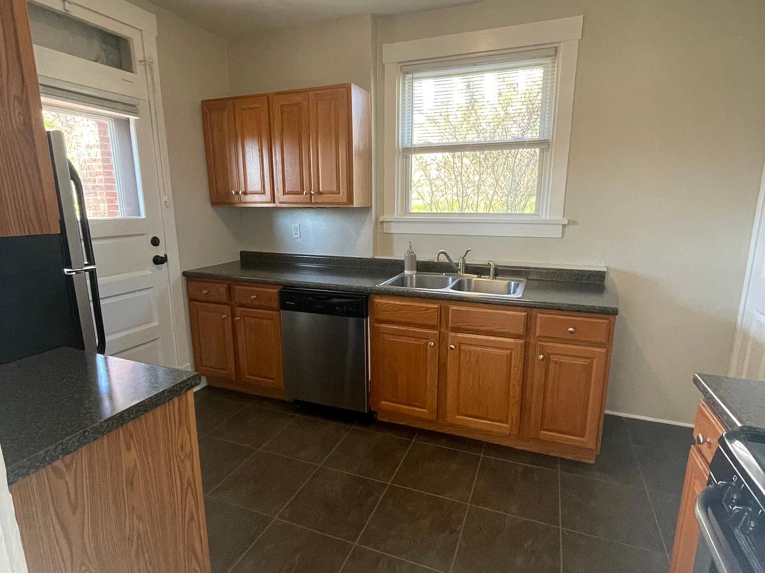 3 bed, 1230 sqft, $1,417 — Photo 3