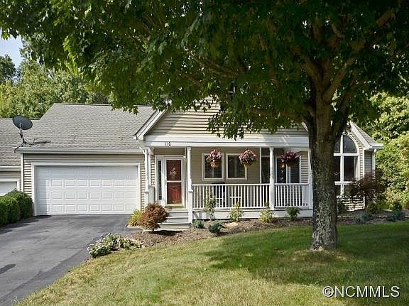 3rd image of 110 Carriage Walk Ln