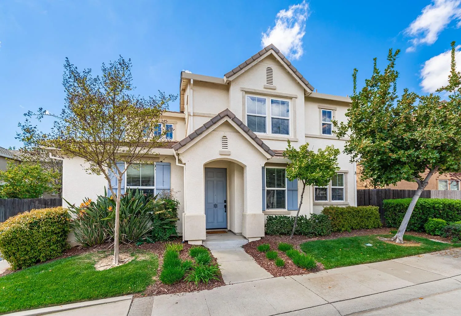 829 Courtyards Loop photo 1