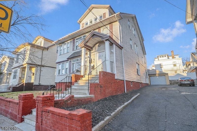 1st image of 105 Huntington Ter