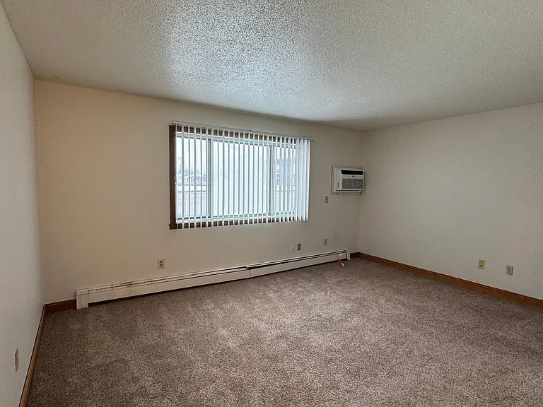 Crestwood Apartments — Photo 20