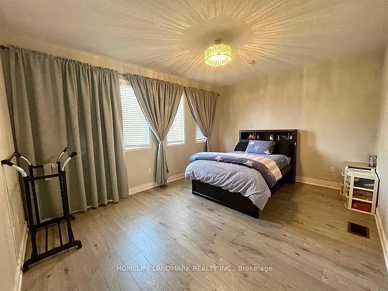 545 Menczel Cres #UPPER — Photo 13