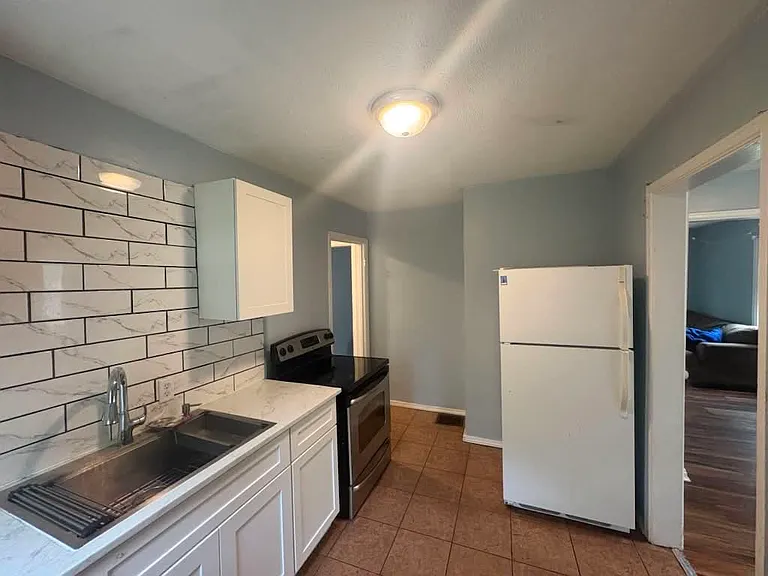 3636 N Lasalle St — Photo 9