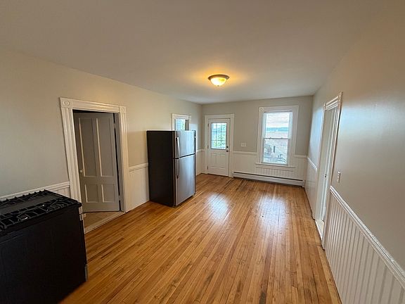 4th image of 579 Clay St APT 2