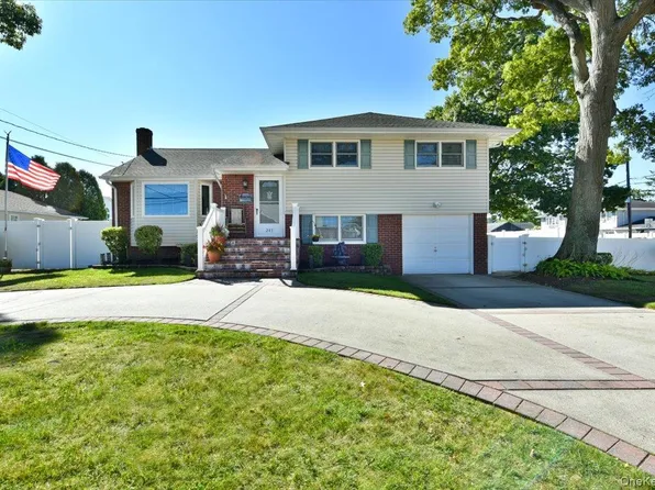 283 W Gates Avenue, Lindenhurst, NY 11757