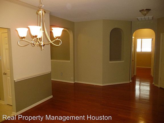 3rd image of 12911 Oakwood Manor Dr