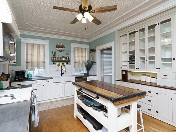 3rd image of 23 Frances St